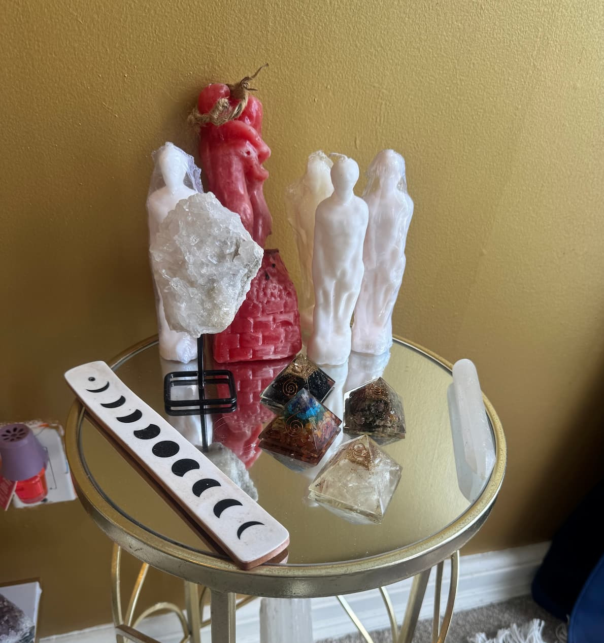 Inside the reading room at Psychic Hope